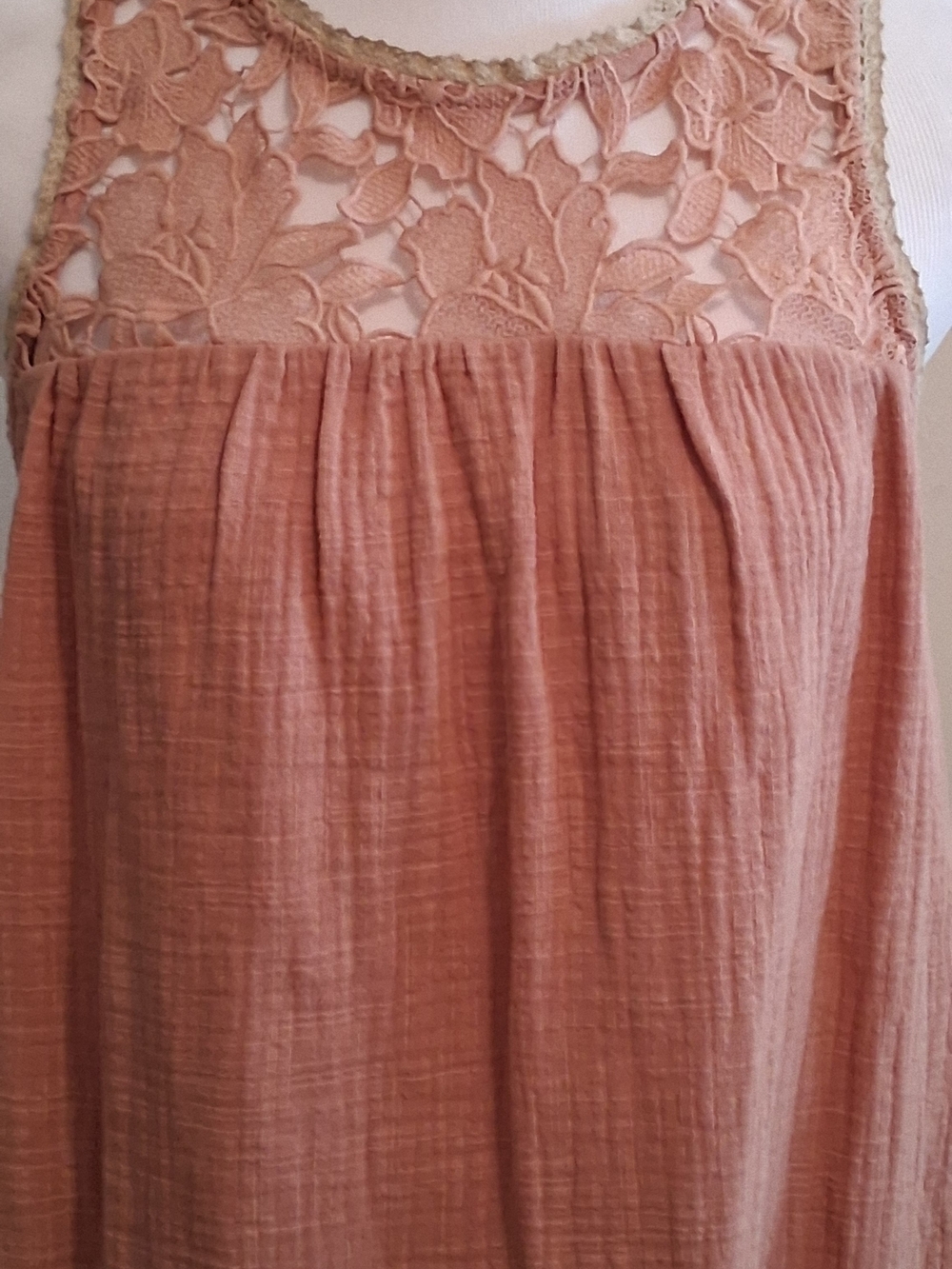 Hem & T H READ Sleeveless Lace Yoke Camisole Top in Blush Peach SMALL NWT - Picture 2 of 13